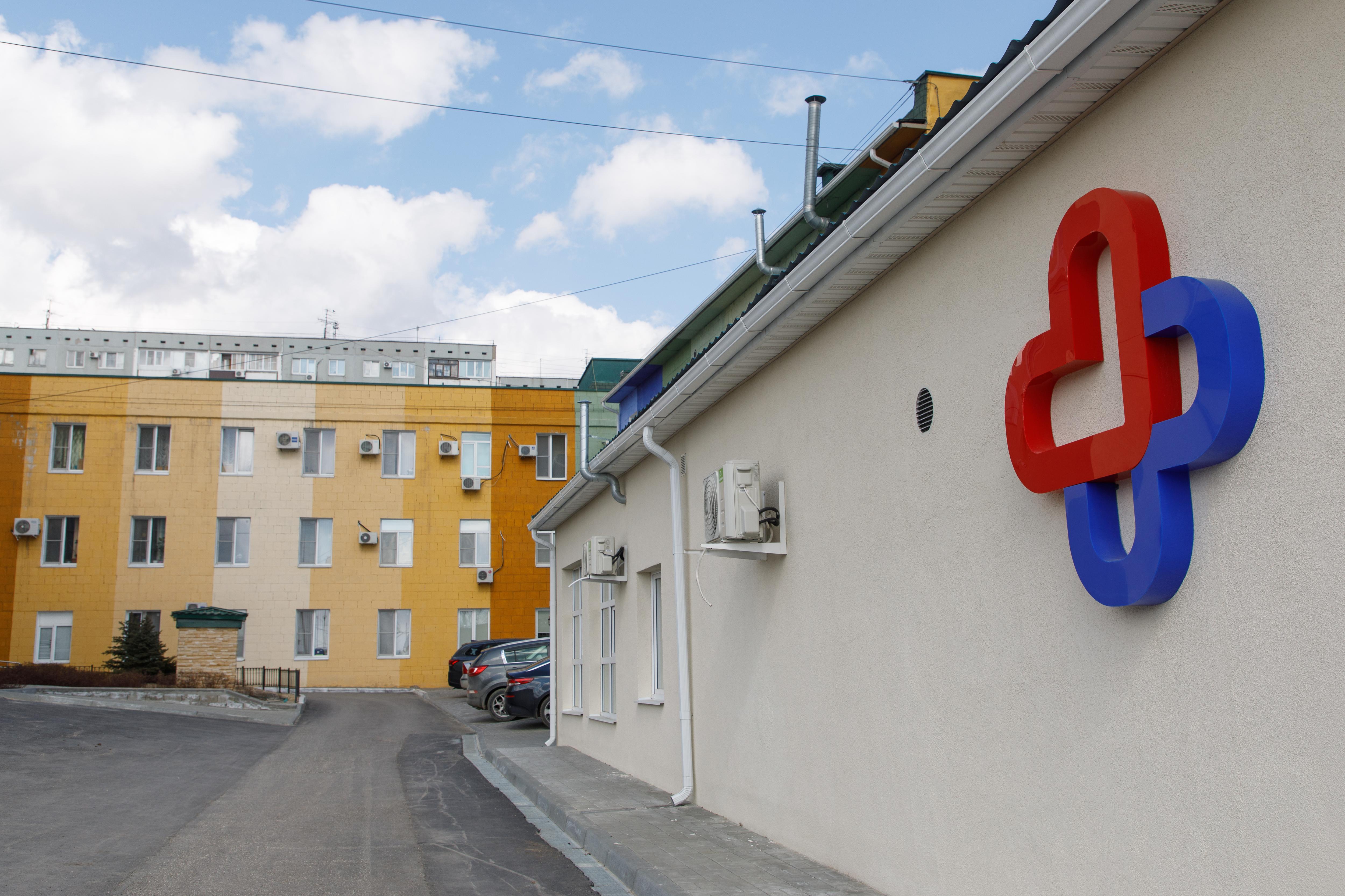 В Волгограде врачи спасают жизнь выпавшему из окна двухлетнему ребенку