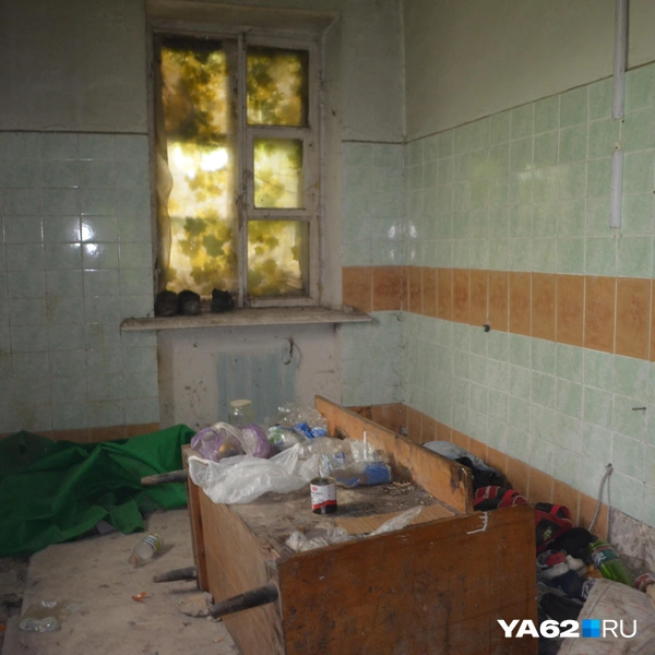 На столе стоит не только стакан с алкоголем, но и примитивная закуска | Источник: Светлана Коновалова / YA62.RU
