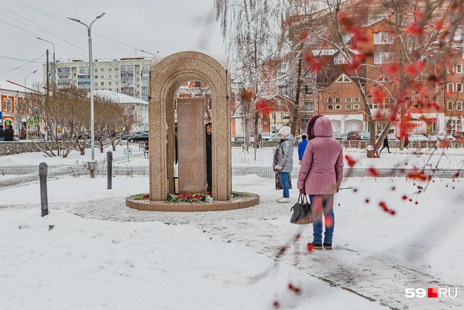 Пермь фото хромая В Перми почтили память погибших в ночном клубе "Хромая лошадь", фото 5 декабря 2