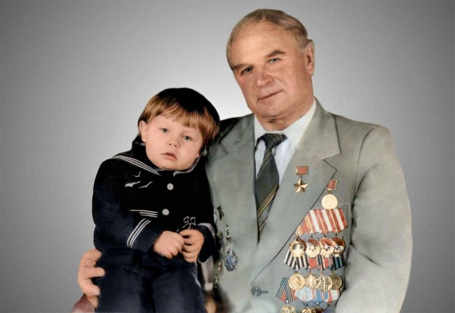 Максим Буслов (маленький мальчик на фото — это именно он) дедушку обожал, но совсем не за то, что он герой. Хотя порой славой знаменитого деда пользовался: что может быть лучше, чем на занятиях по истории пересказать именно его биографию и получить легкую пятерку? | Источник: архив семьи Бусловых