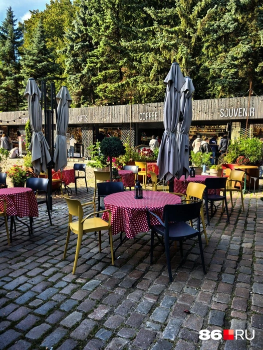 На острове можно выпить кофе в милом кафе. Цены совсем не кусаются | Источник: Анастасия Шевякова / 86.RU