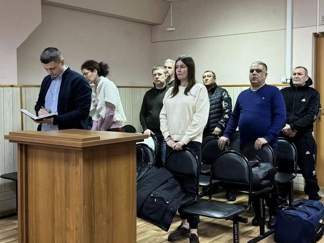 Бахруз Гасымов (в синей водолазке, второй справа) и Талыб Исаев (крайний справа) были задержаны непосредственно в зале суда. | Источник: читатели V1.RU