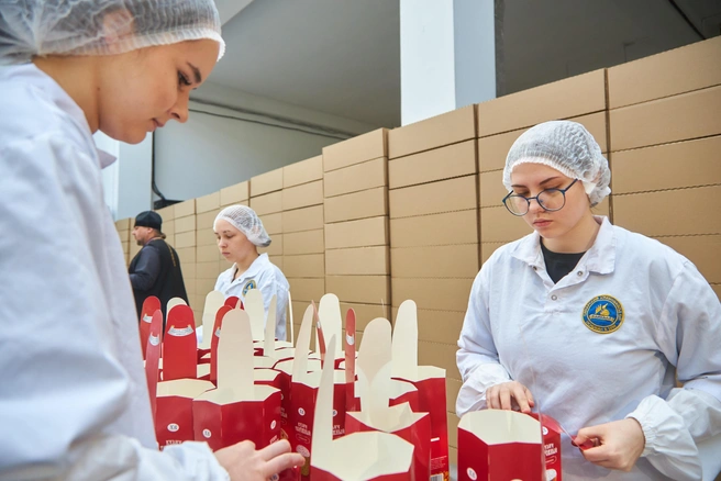 Далее&nbsp;— упаковка в праздничные картонные и целлофановые пакеты | Источник: Роман Данилкин / 63.RU
