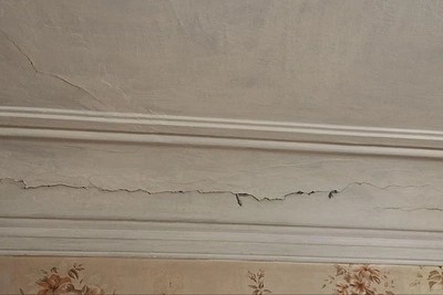 Обследование дома у Большого Смоленского моста после новых трещин