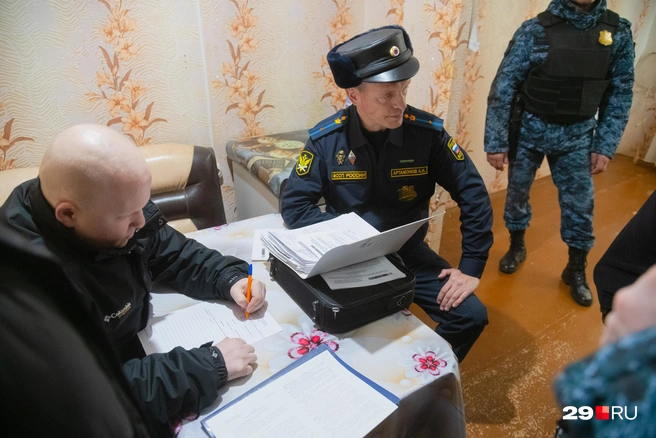 Выселяемый пишет заявление в полицию | Источник: Иван Митюшёв