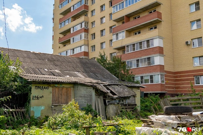 Гуляем по району Ярославля, где новостройки окружают частные дома | Источник: Кирилл Поверинов / 76.RU
