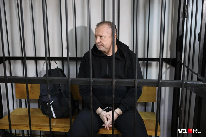 Наручники не сняли даже за решеткой | Источник: Алексей Волхонский / V1.RU