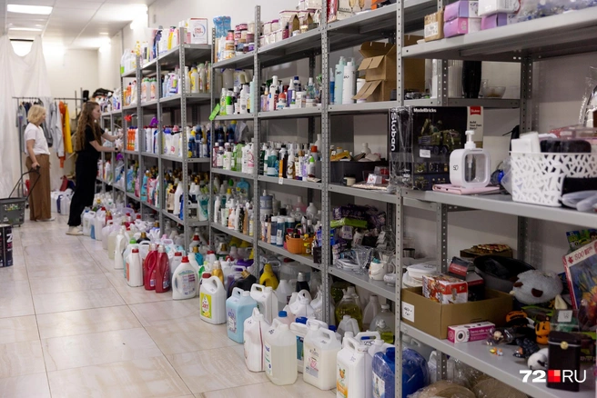 На полках — сотни товаров, которые в обычных магазинах могли бы уже никогда не появиться | Источник: Ирина Шарова / 72.RU