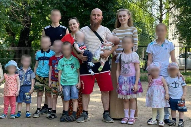Сейчас Сухов живет с двумя женами и 16 детьми