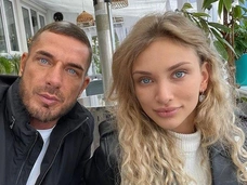 Браслеты Cartier за 2 миллиона, охапки белых роз: Курбан Омаров балует беременную супругу
