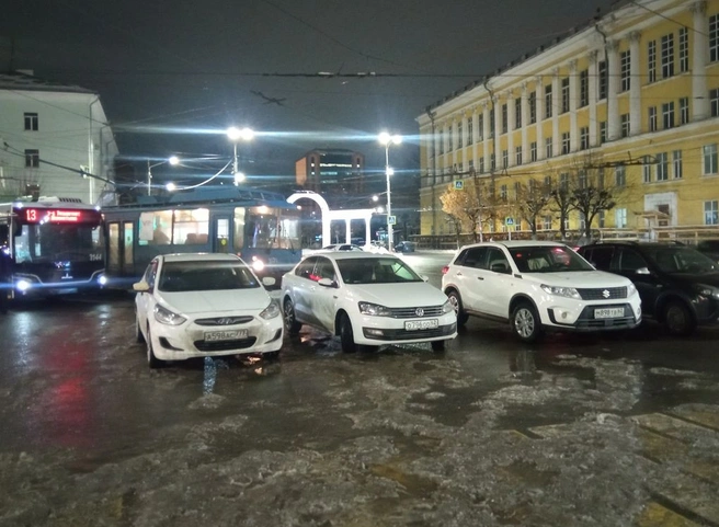 На площади Театральной припаркованные автомобили заблокировали проезд троллейбусам | ya62.ru