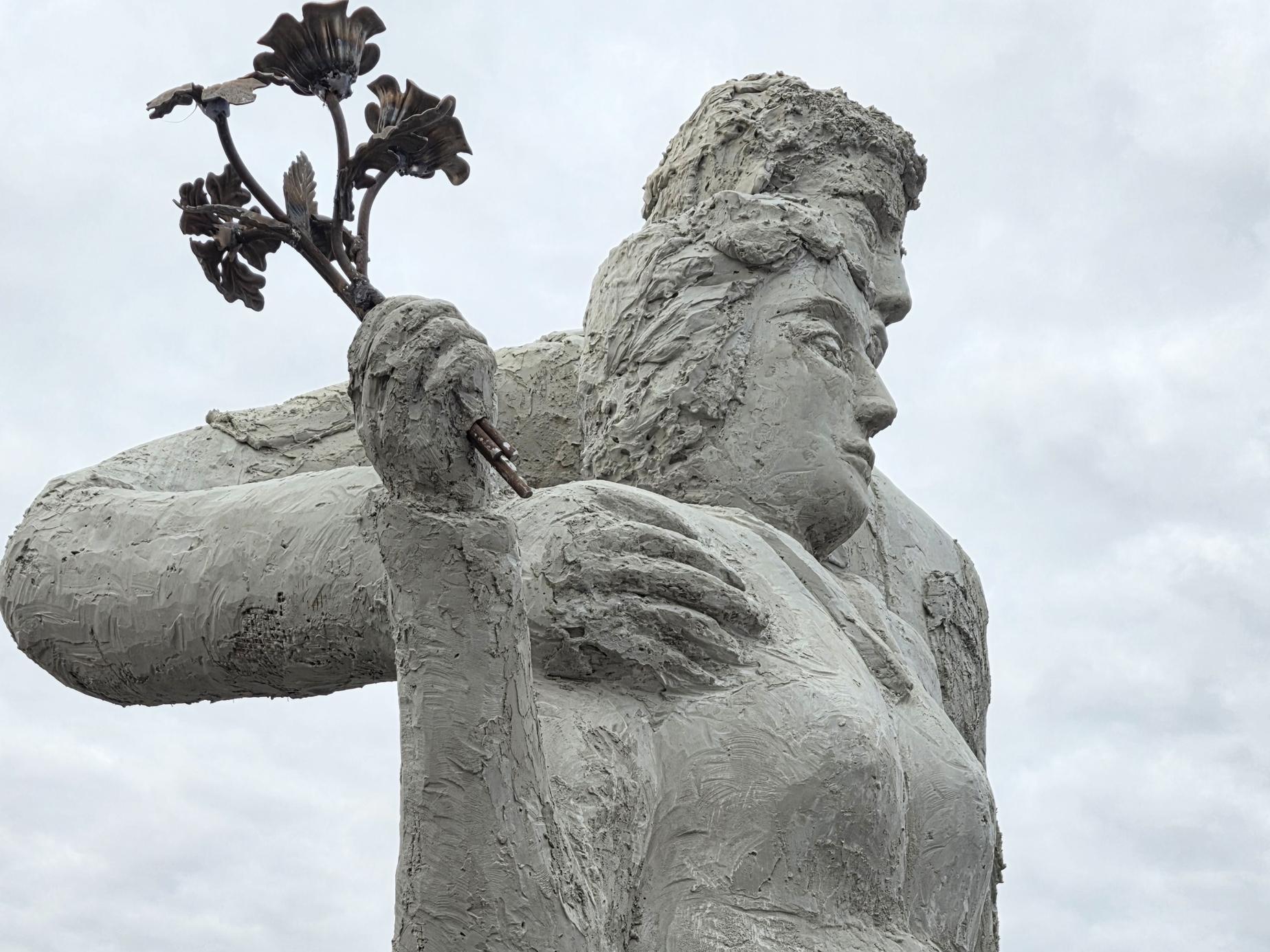 Жители Троицка забраковали проект кустарного памятника Семья солдата СВО