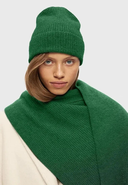 Шапки, береты и кепки: самые модные головные уборы зимы 2025/26 Шапки, береты и кепки: самые модные головные уборы зимы 2025/26