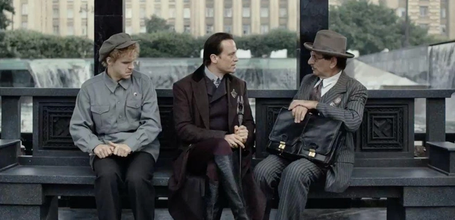 Воланд рассказывает о «внезапной смертности человека» | Источник: Кадр из фильма «Мастер и Маргарита», «Марс Медиа Энтертейнмент» (реж. Михаил Локшин, 2024)