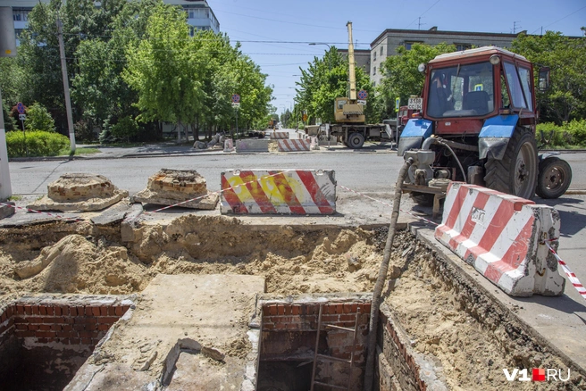 Хорошо видно, что вскрывать асфальт собираются там, где только недавно заасфальтировали | Источник: Константин Завриков / V1.RU