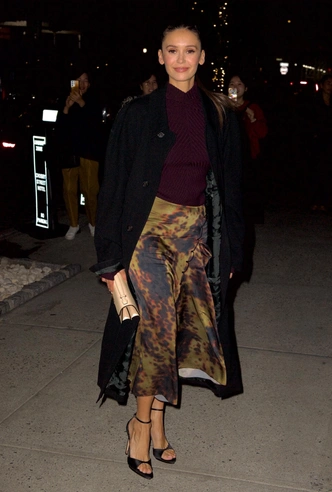 Как носить самый трендовый цвет сезона: учимся у Нины Добрев | marieclaire.ru