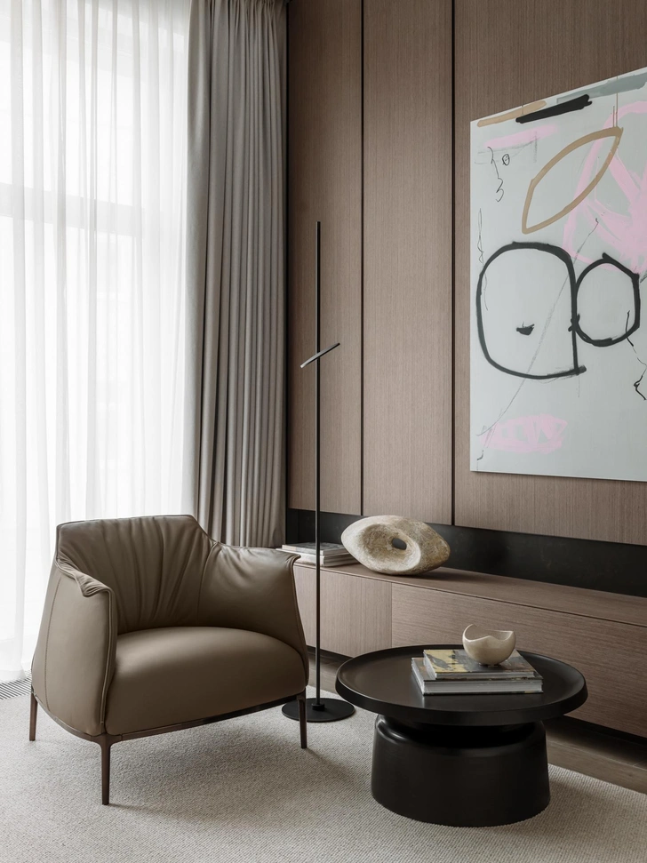 Стеновые панели и ТВ-тумба сделаны на заказ, Wudelier. Декор, Izzi décor и Moon Stores. Картина Дмитрия Распопова, галерея «Тихо». Скульптура Льва Ефимова. | Источник: Ольга Шангина. Стиль: Елизавета Шешина