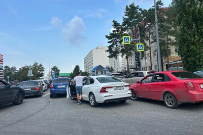 Более 50 машин в очереди на АЗС: тюменка показала пробку