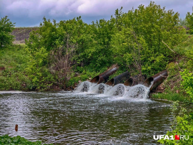 Слив воды из пруда в реку Тор | Источник: Булат Салихов / UFA1.RU