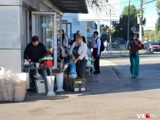 Утро у торговцев цветами началось с заготовок букетов и композиций | Источник: Тимофей Крылов / V1.RU