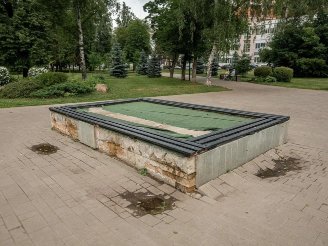 Рядом с фонтаном размещена конструкция, которая, вероятно, должна была стать элементом благоустройства | Источник: Александр Куренной / 76.RU