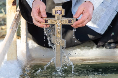 Грехи не смываются в проруби, говорит алтайский священник