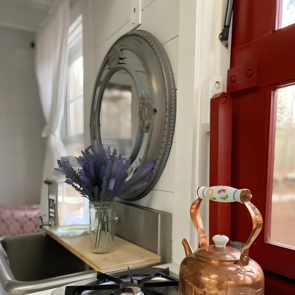 Странненько, но со вкусом: полюбуйтесь на дом-прицеп в виде маленькой пожарной части