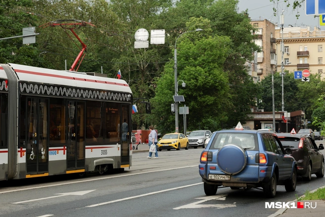 На Большой Черёмушкинской улице в Москве задерживаются трамваи № 26 и 38 | Источник: Дмитрий Толстошеев / MSK1.RU