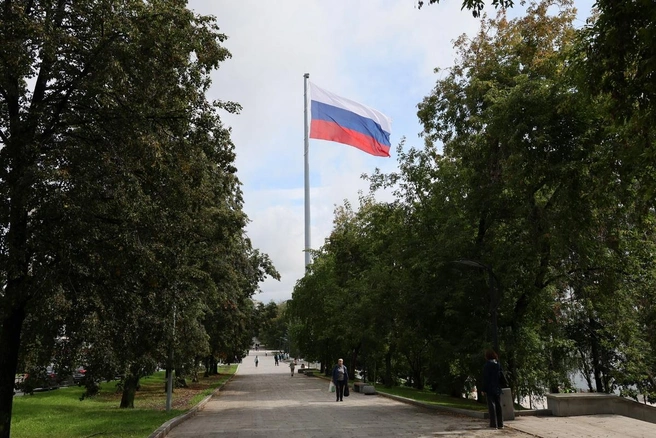 Длина флагштока — 50 метров, он самый высокий в регионе | Источник: администрация Нижнего Тагила