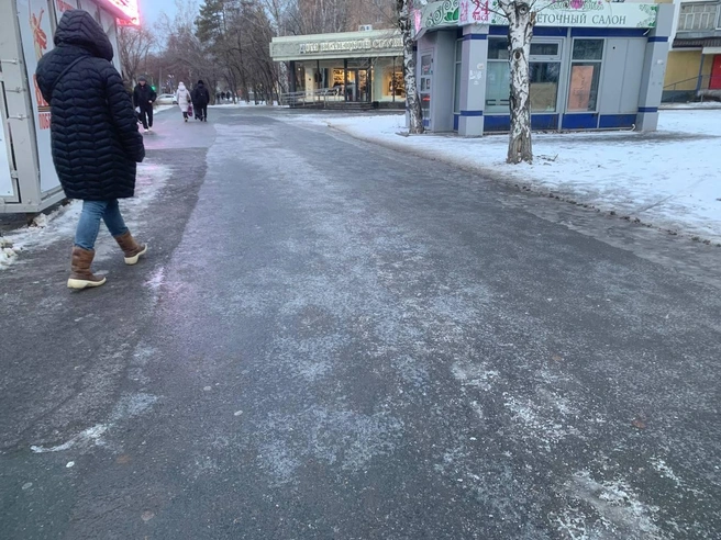 На снимке заметно, как пешеходы обходят обледеневшие участки. | Источник: читатель 72.RU