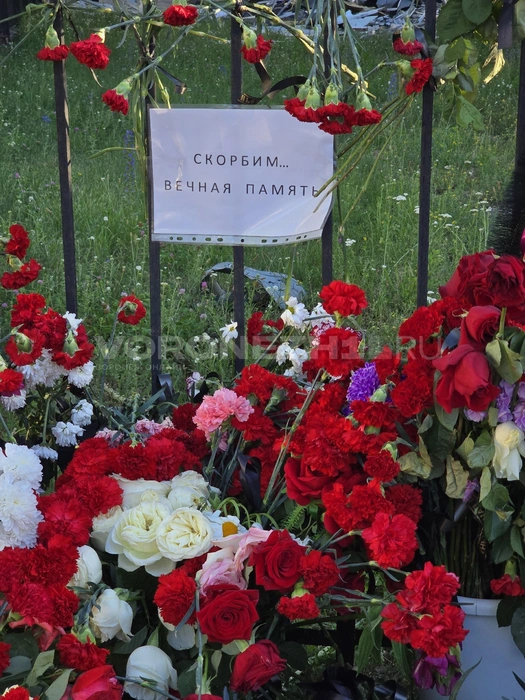 На месте гибели шести человек при ракетном ударе в Воронеже 22 июня горожане создали стихийный мемориал | Источник: Ирина Булгакова / max.ru