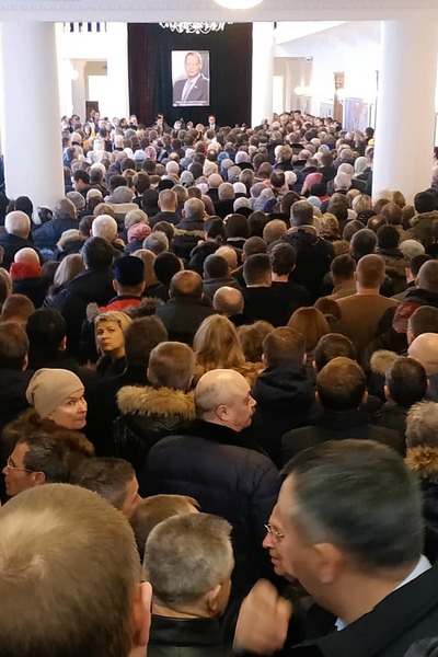 В здании филармонии собралось много людей