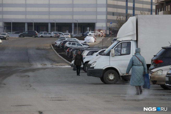 Пешеходы по привычке ходят по проезжей части, но местные переживают, что из-за транзитного проезда под колеса машин могут попасть дети | Источник: Андрей Бортко / NGS.RU