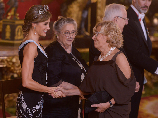 В Испании жарко: королева Летиция снова показалась в смелом наряде