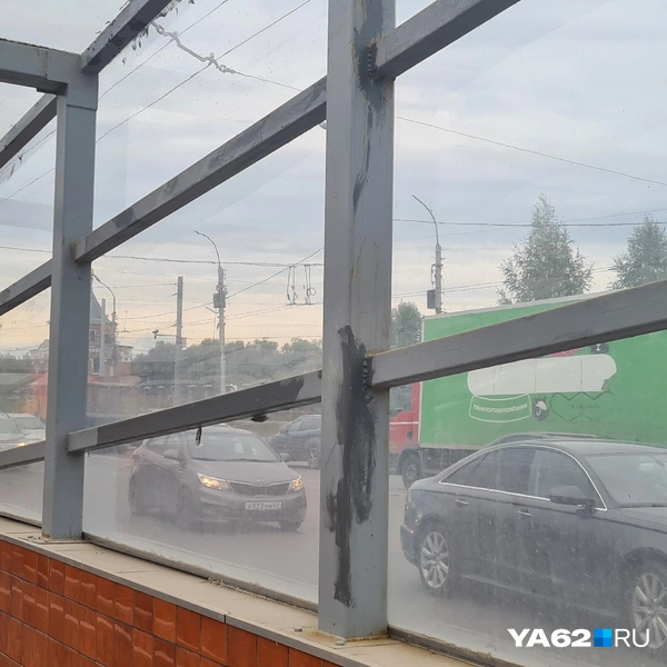 Ржавчину просто замазали краской, не попав в тон | Источник: Светлана Коновалова / YA62.RU