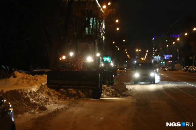 На дороге работали три автогрейдера, которые сдвигали снег и формировали вал под вывоз | Источник: Андрей Бортко / NGS.RU