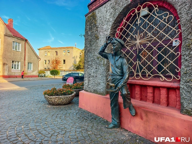 А у подножия — памятник, которому натерли нос | Источник: Булат Салихов / UFA1.RU