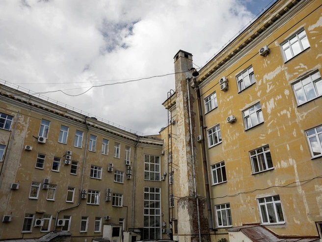 Вид с обратной стороны — сложно поверить, что это то же самое здание | Источник: Александр Куренной / 76.RU