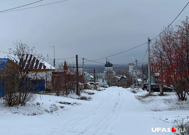 Чёрный купол сразу привлекает внимание на фоне белых зданий | Источник: Андрей Бирюков / UFA1.RU