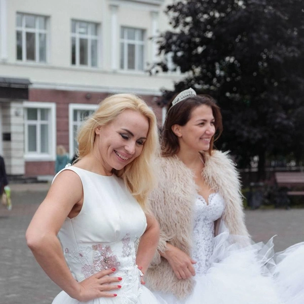 Участницы «Забега невест» в платьях Евгении | Источник: Дизайнер Императрица / vk.com