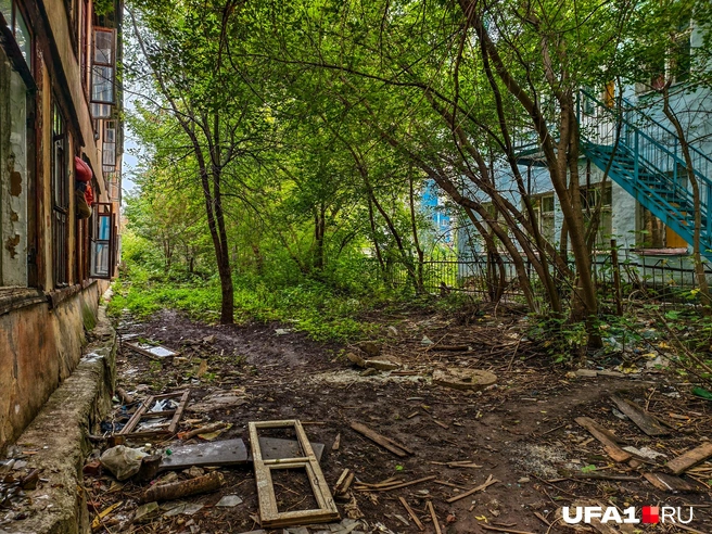 Оконные рамы кто-то выбил | Источник: Булат Салихов / UFA1.RU
