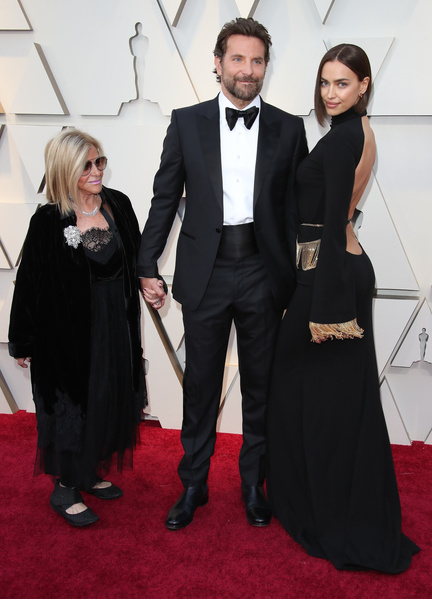 И никакая Шейк не нужна! Брэдли Купер пришел на «Оскар» с мамой