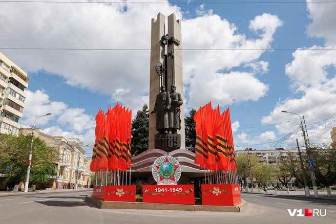 Памятник основателям Царицына украсили знаменами и орденом Победы | Источник: Алексей Волхонский / V1.RU