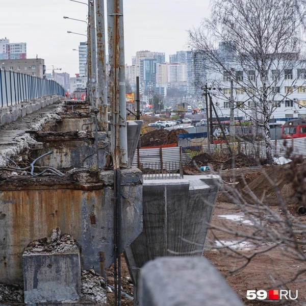 Пролёты, по которым ходили пешеходы, разобрали для стройки уже нового путепровода | Источник: Тимофей Калмаков / 59.RU