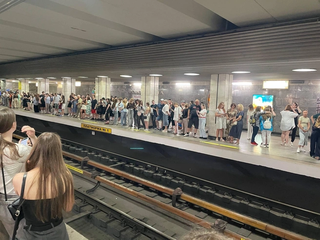 В метро было многолюдно, но все смогли спокойно уехать | Источник: Алена Золотухина / NGS.RU