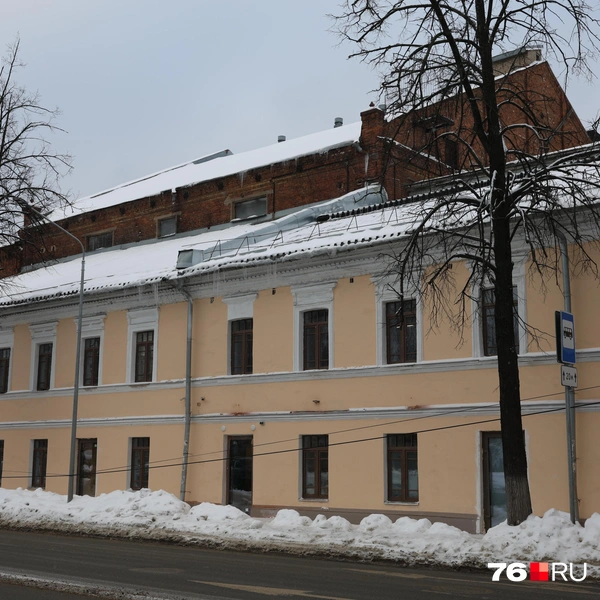 Летом 2025 года в здании начались работы: фасад перекрасили