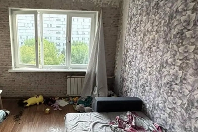 Родители были дома, но мальчик выпал из окна пятого этажа