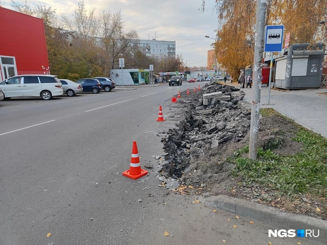 Люди не могут нормально сесть в автобус. Приходится пробираться по валунам | Источник: Александра Бруня