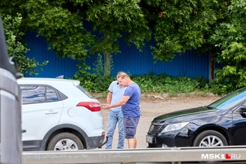 Водители спокойно выходят из машин и разговаривают друг с другом | Источник: Дмитрий Толстошеев / MSK1.RU