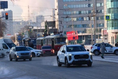 Traffic in central Yekaterinburg gridlocked after crash: photos